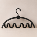 Black Plastic Clothes Hanger for Wardrobe Storage (YM415)